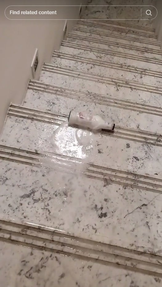 กลิ้งขวดตกบันได้