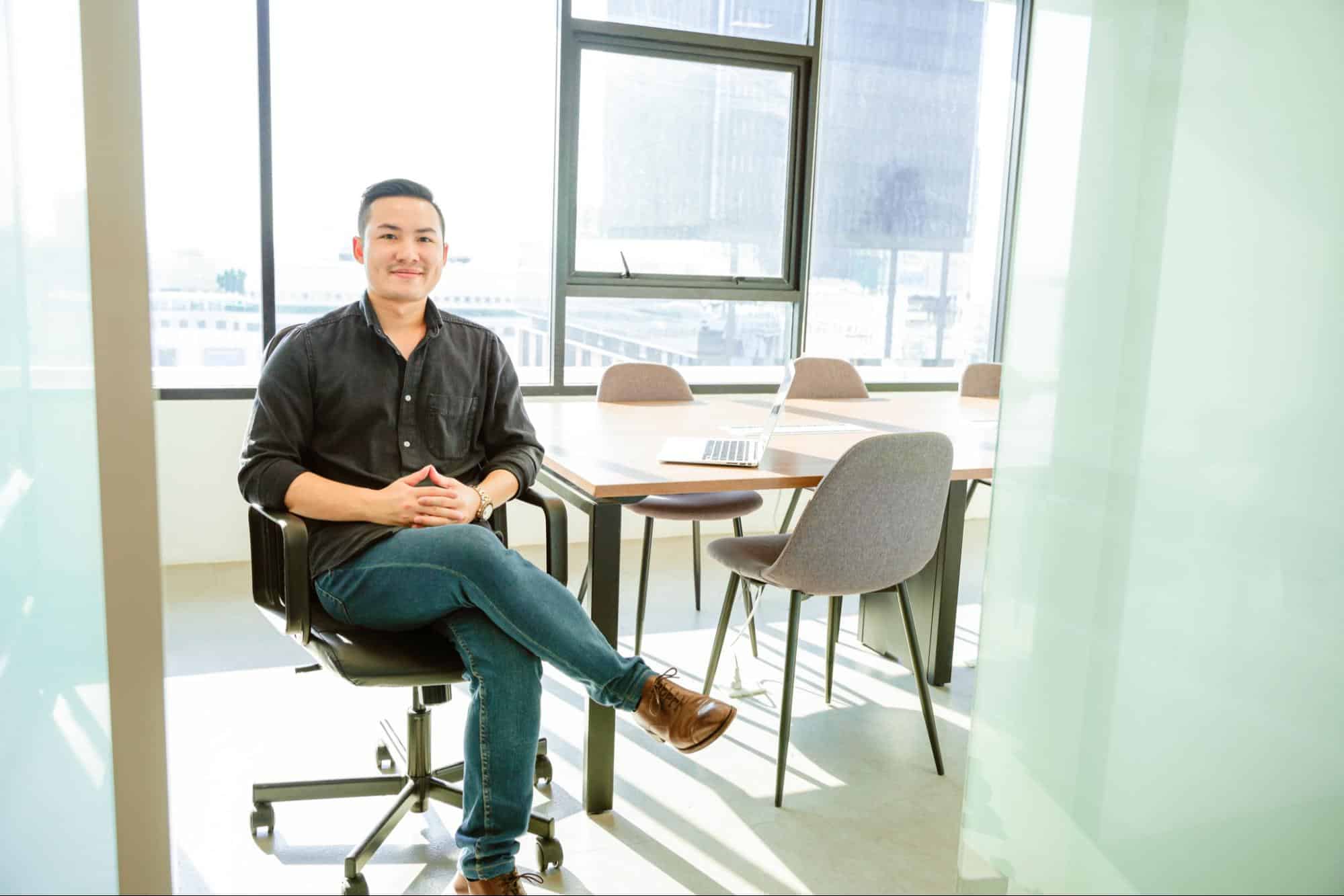 คุณจิมมี่ ทินพันธุ์ ธารีลาภ ผู้ร่วมก่อนตั้ง Yes Web Design Studio