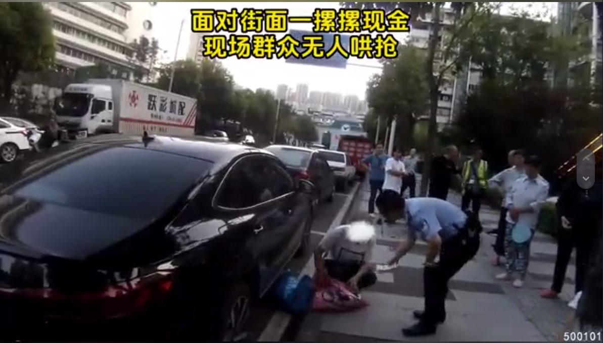 ชายชรา แจกเงิน 3 ล้านบาท