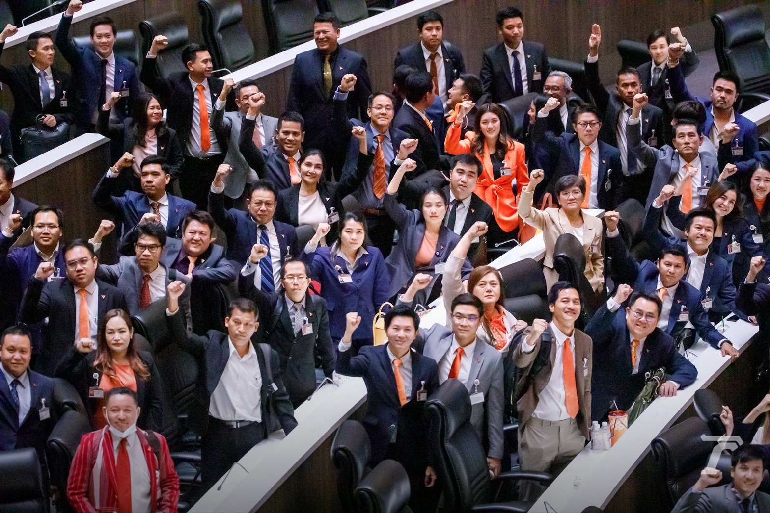 ชูกำปั้นเหนือศีรษะ