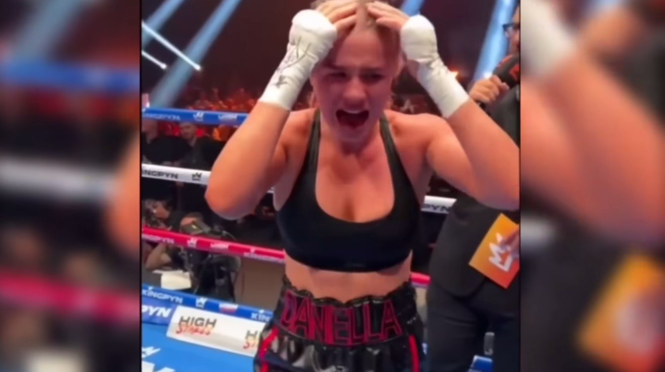 ดาว OnlyFans โชว์หน้าอก บนเวทีมวย