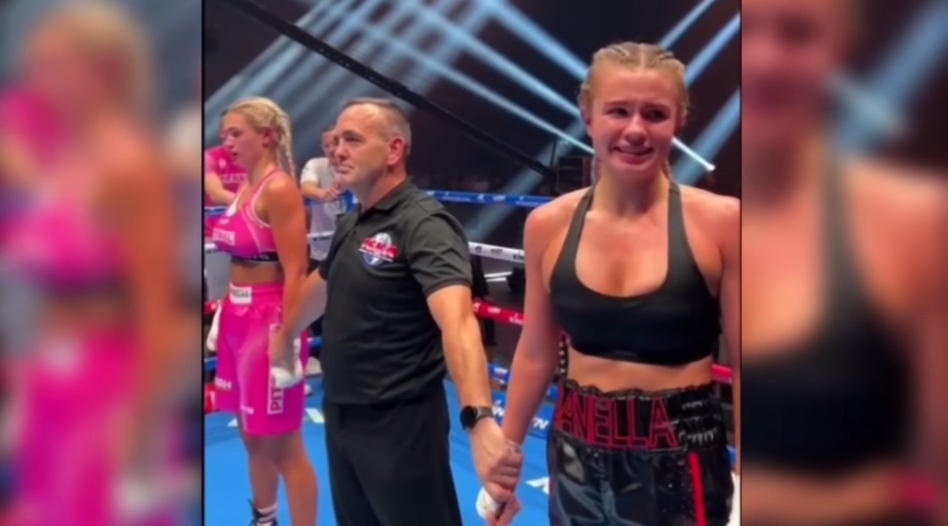 ดาว OnlyFans โชว์หน้าอก บนเวทีมวย