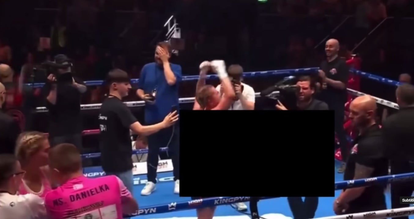 ดาว OnlyFans โชว์หน้าอก บนเวทีมวย