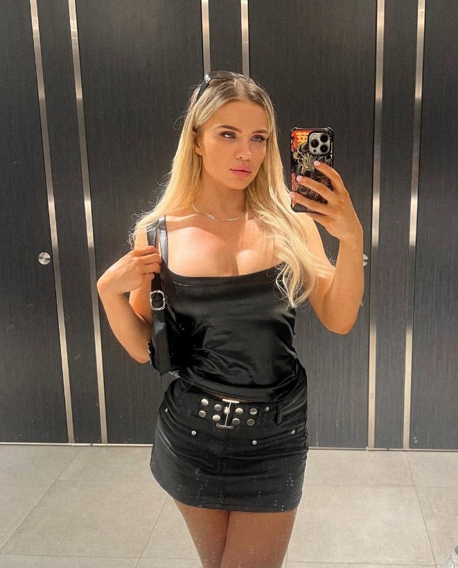 ดาว OnlyFans โชว์หน้าอก บนเวทีมวย