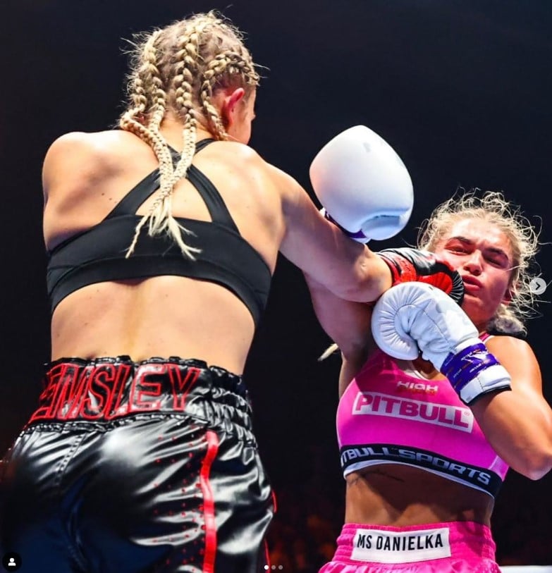 ดาว OnlyFans โชว์หน้าอก บนเวทีมวย