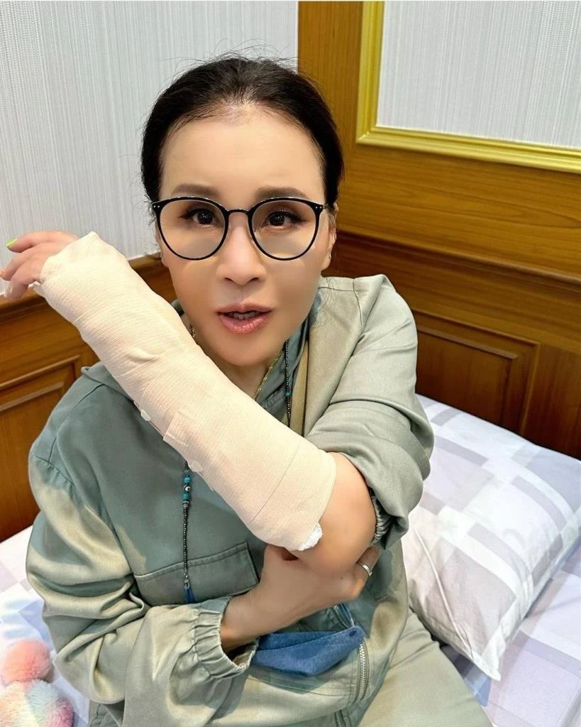 ทูลกระหม่อม ประสบอุบัติเหตุข้อมือหัก