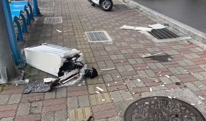 นักศึกษา เครื่องปรับอากาศหล่นใส่ศีรษะ เสียชีวิต