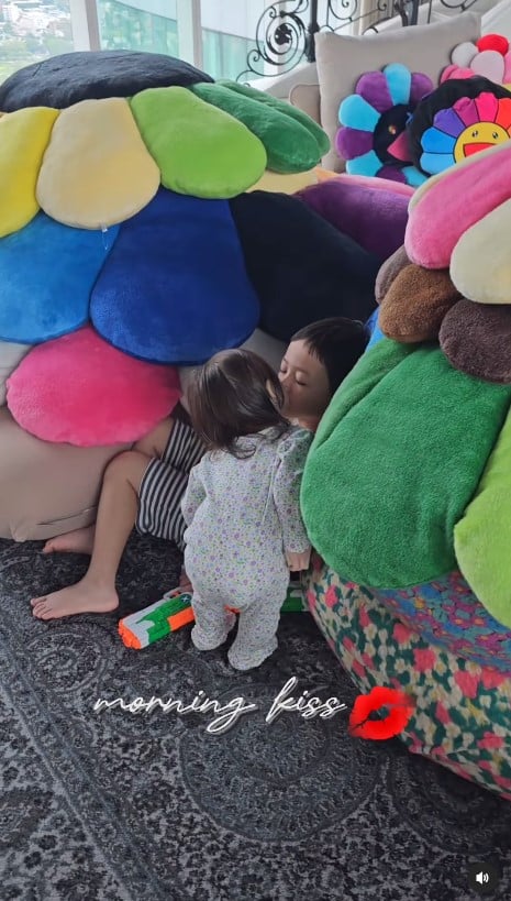 น็อต วิศรุต เล่นน้ำกับลูก