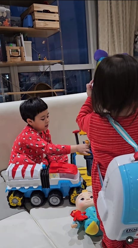 น็อต วิศรุต เล่นน้ำกับลูก