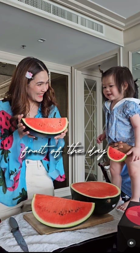 น็อต วิศรุต เล่นน้ำกับลูก