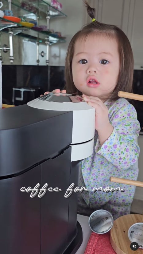 น็อต วิศรุต เล่นน้ำกับลูก