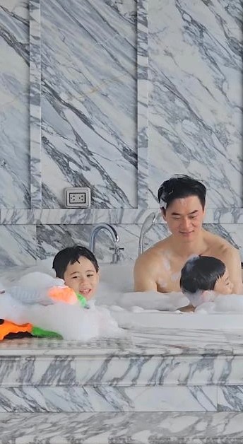 น็อต วิศรุต เล่นน้ำกับลูก