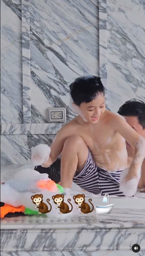 น็อต วิศรุต เล่นน้ำกับลูก