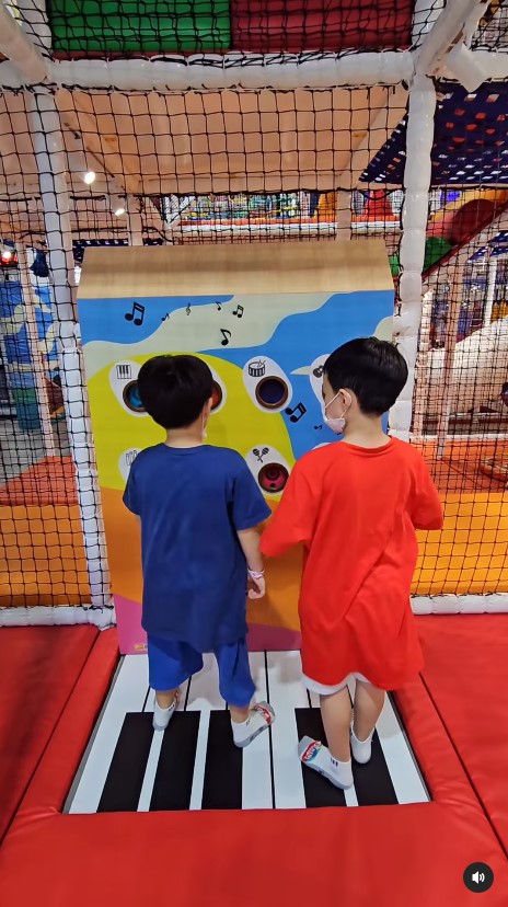 น็อต วิศรุต เล่นน้ำกับลูก