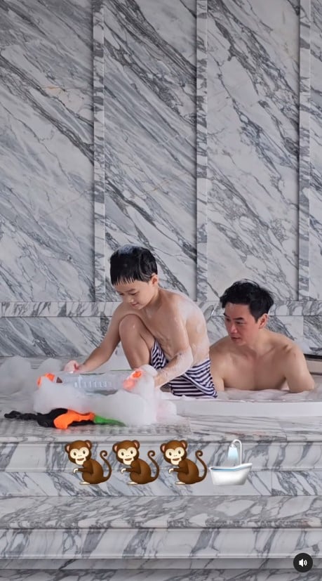 น็อต วิศรุต เล่นน้ำกับลูก