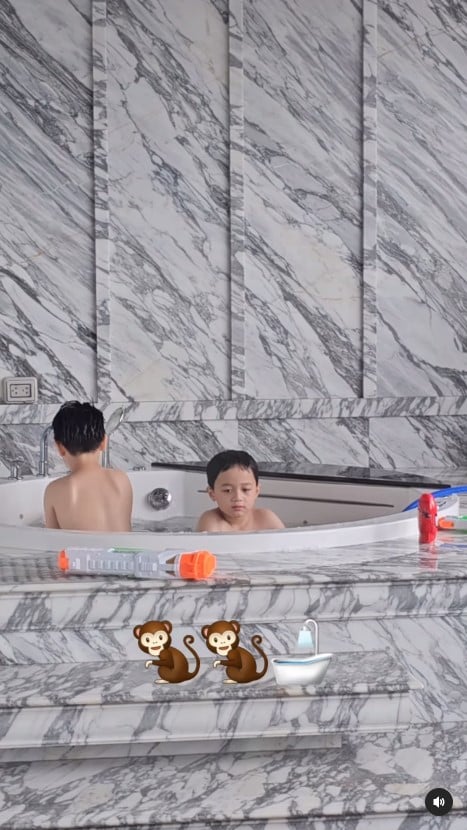 น็อต วิศรุต เล่นน้ำกับลูก