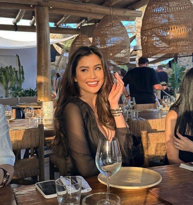 ปู ไปรยา กรีซ ชุดเดรสดำ