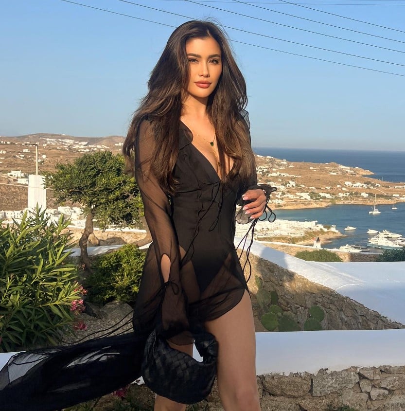 ปู ไปรยา กรีซ เดรสดำ