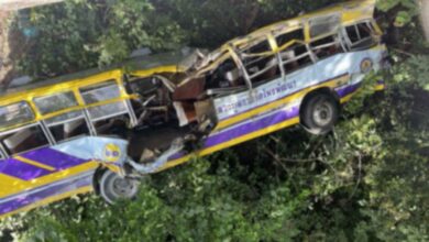 รถบัสตกเขา