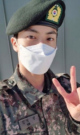 รูป จิน bts ช่วยคนโดนปล้น