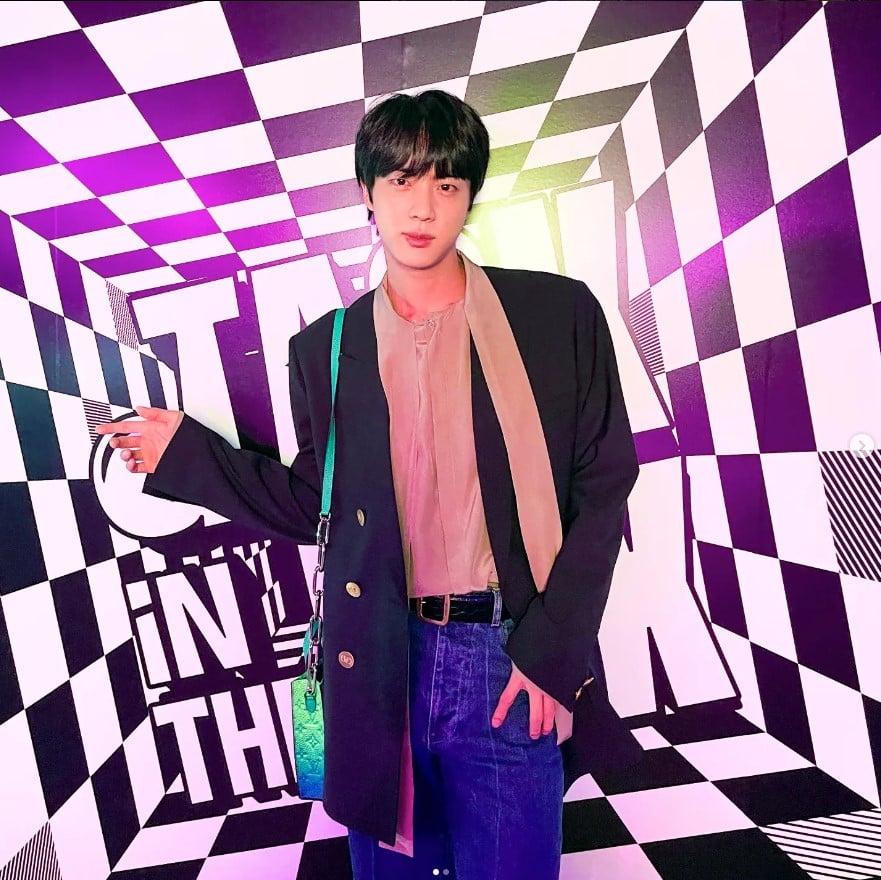 รูป จิน bts ช่วยคนโดนปล้น