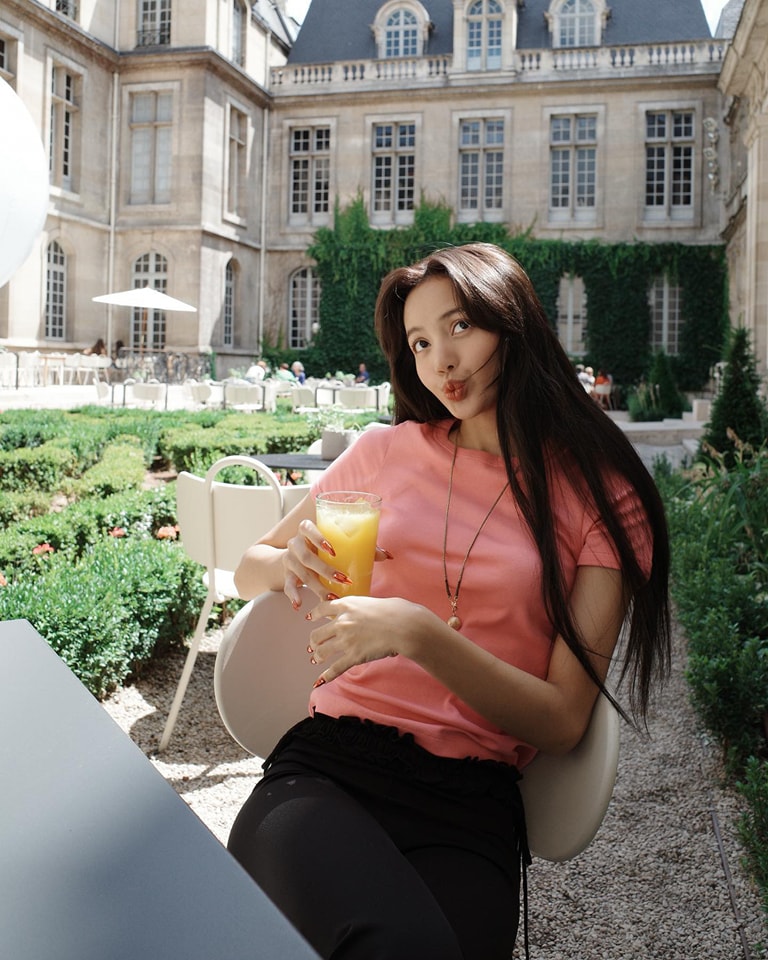 ลิซ่า blackpink เล็บส้ม 2023