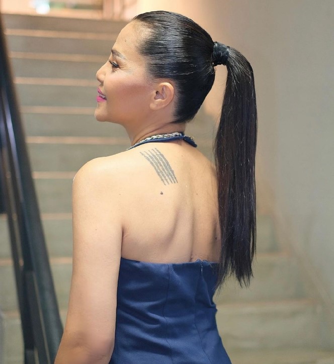 สุนารี นุ่งสั้น ฝรั่งมอง