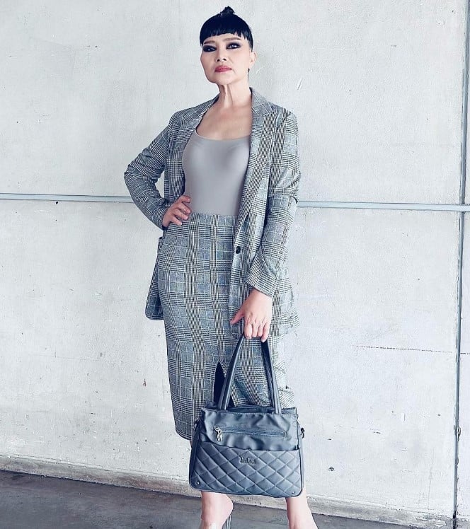 สุนารี นุ่งสั้น ฝรั่งมอง