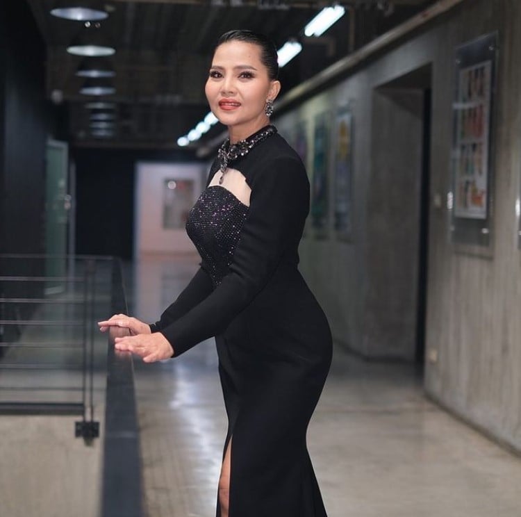 สุนารี นุ่งสั้น ฝรั่งมอง