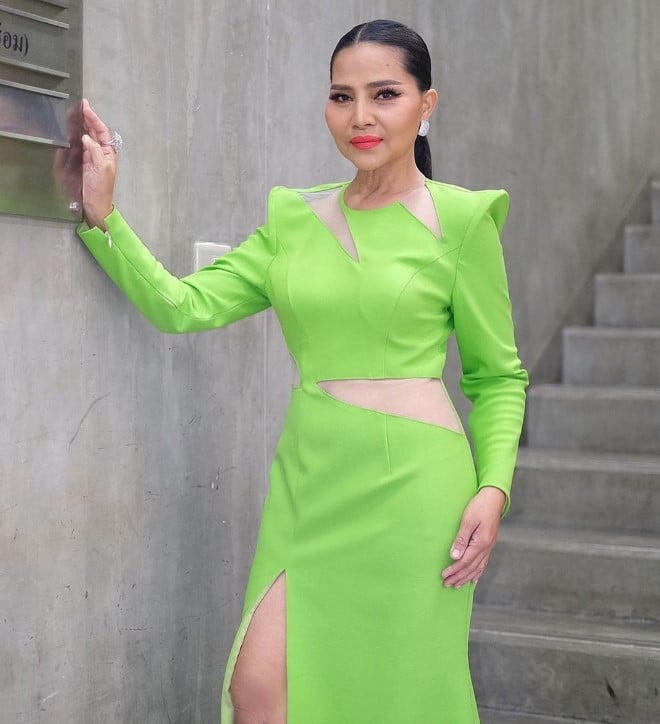 สุนารี นุ่งสั้น ฝรั่งมอง