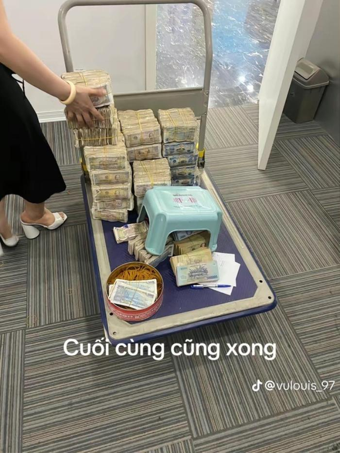 หนุ่มเวียดนามแบกเงินใส่กระสอบ