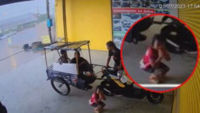 เด็กหลบฝน ยกมือไหว้กล้องวงจรปิด