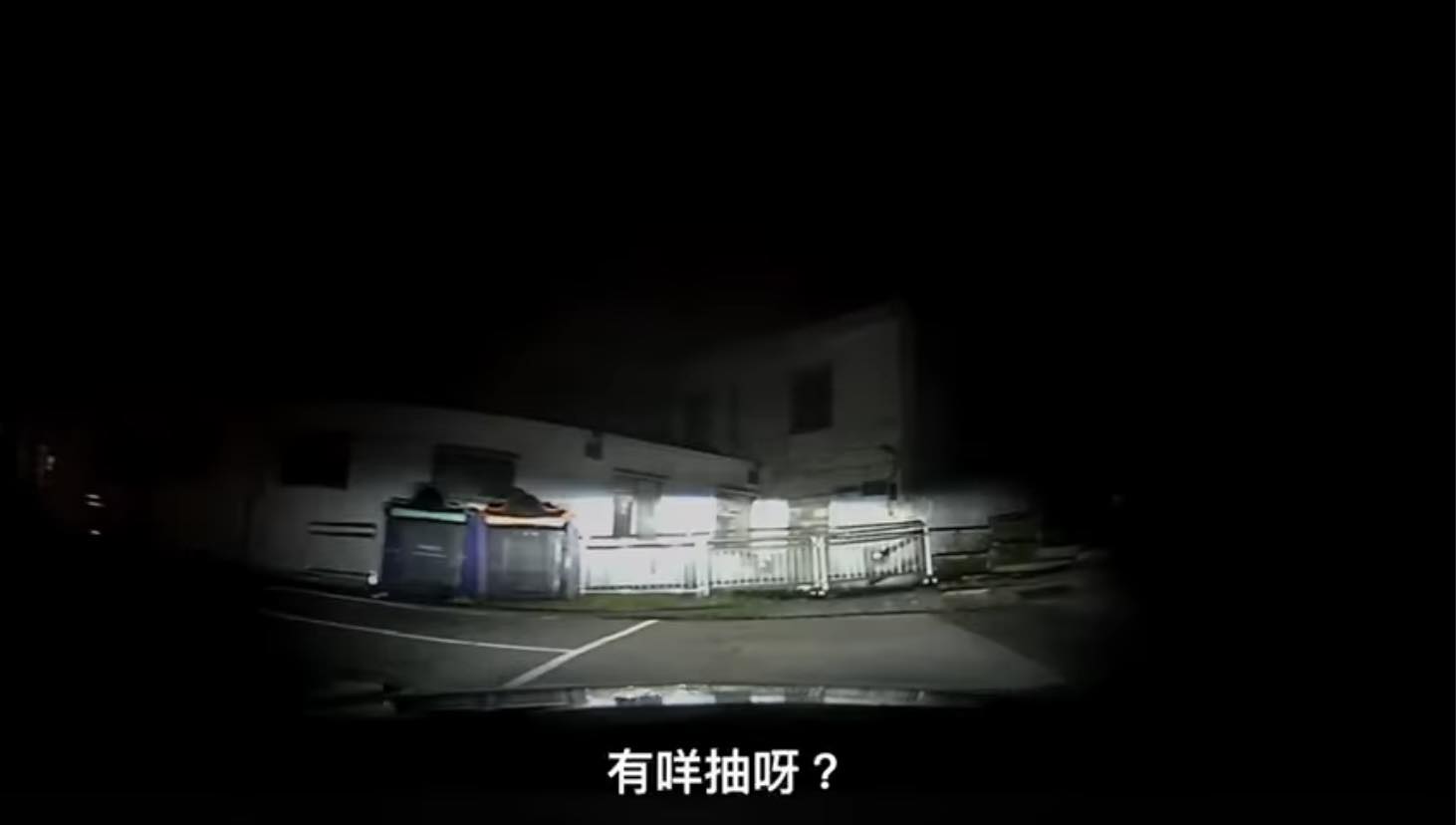 คลิปหลอนในโซเชียล เจอผู้หญิงยืนกางร่มตอนกลางคืน แต่ไม่มีฝนสักหยด