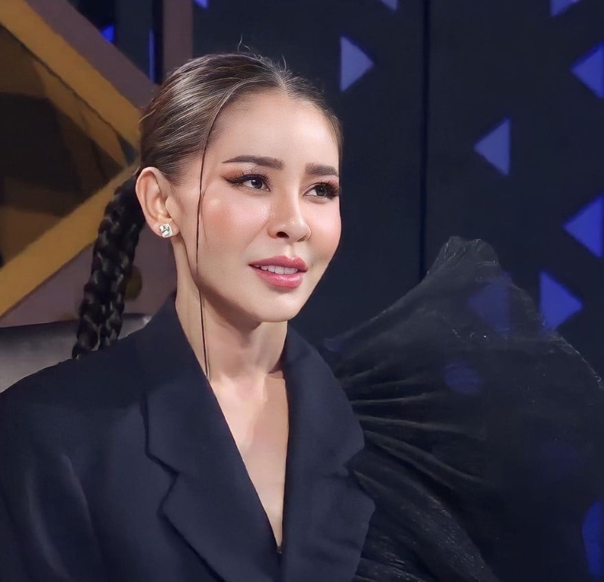 เป็กกี้ เสื้อหลุด นักร้อง