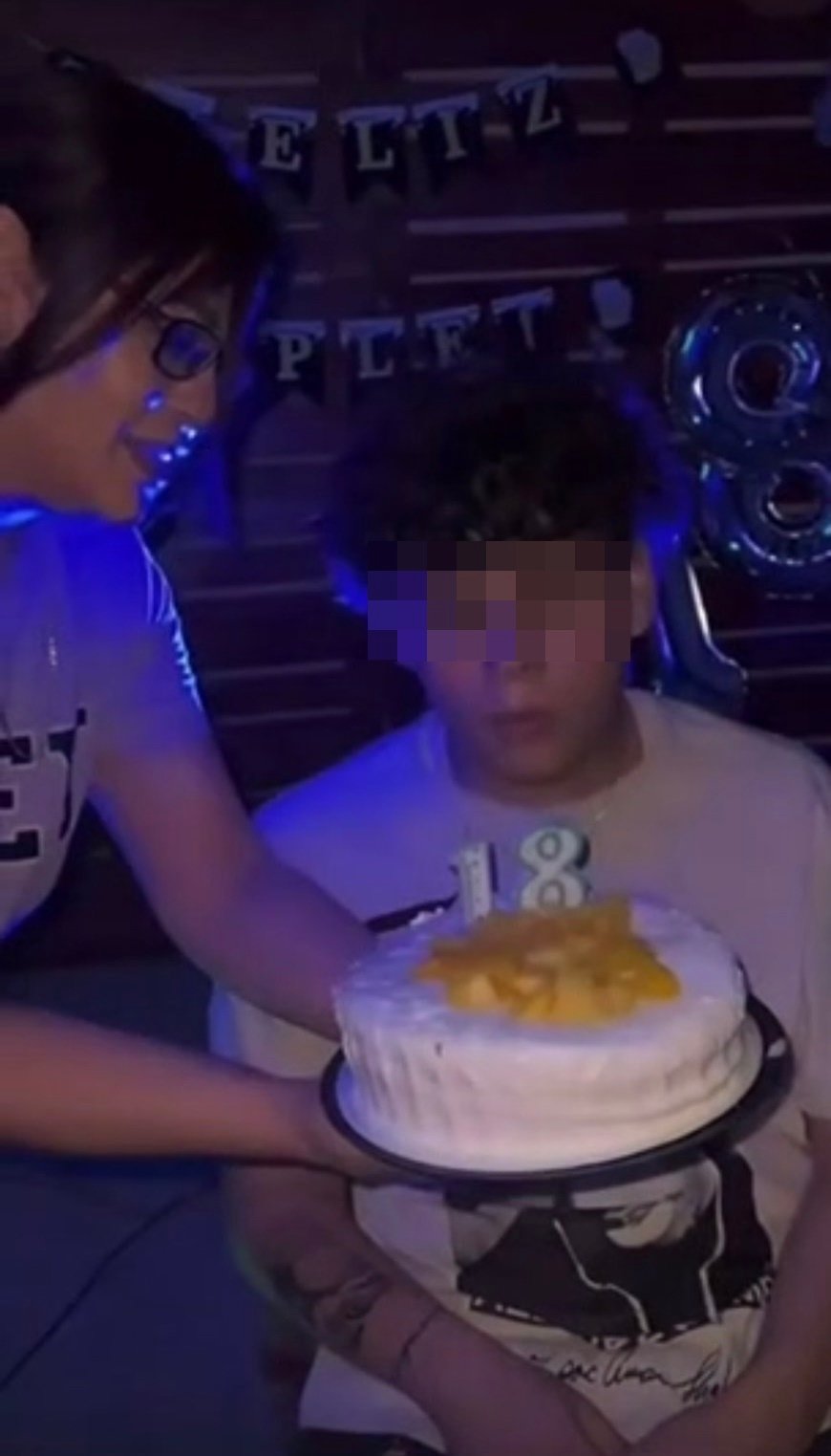 งานวันเกิดลูกชาย นักเต้นระบำเปลื้องผ้า