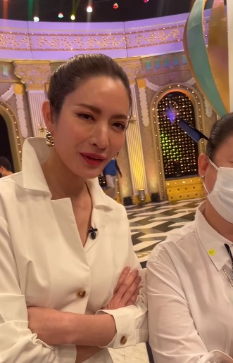 แอฟ ทักษอร ดูสด พิธา