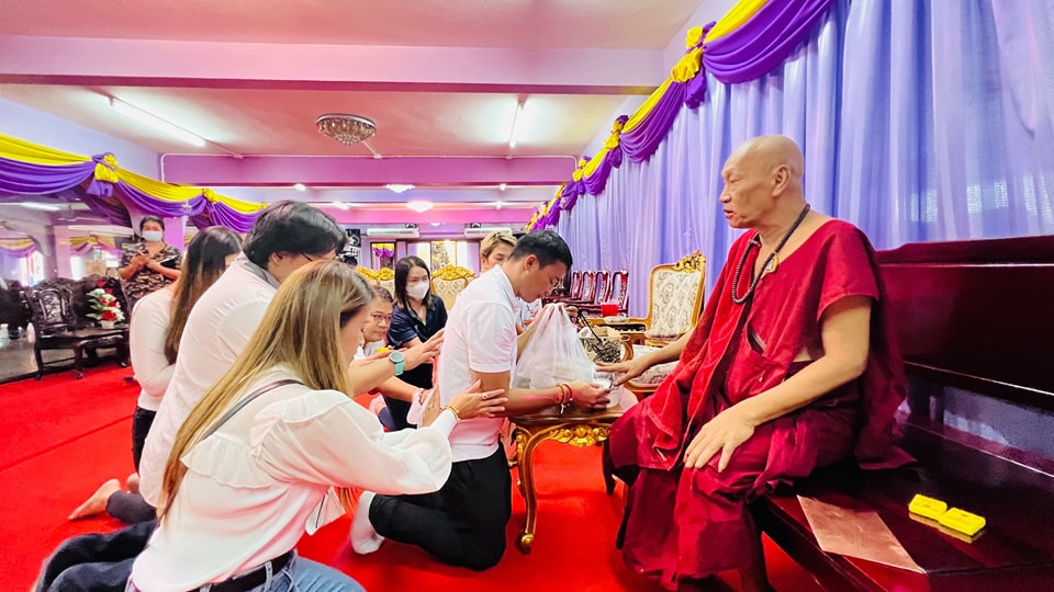 โทนี่ จา ไหว้ หลวงพ่อแป๊ะ วัดสว่างอารมณ์