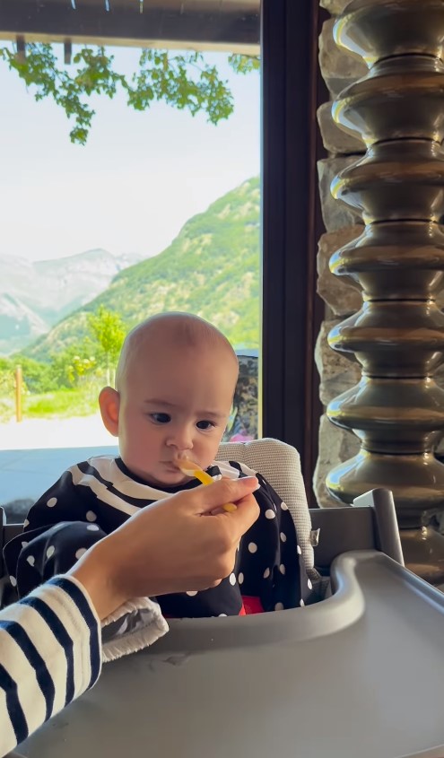 ไอซ์ อภิษฎา ป้อนกล้วยลูกสาว 2566