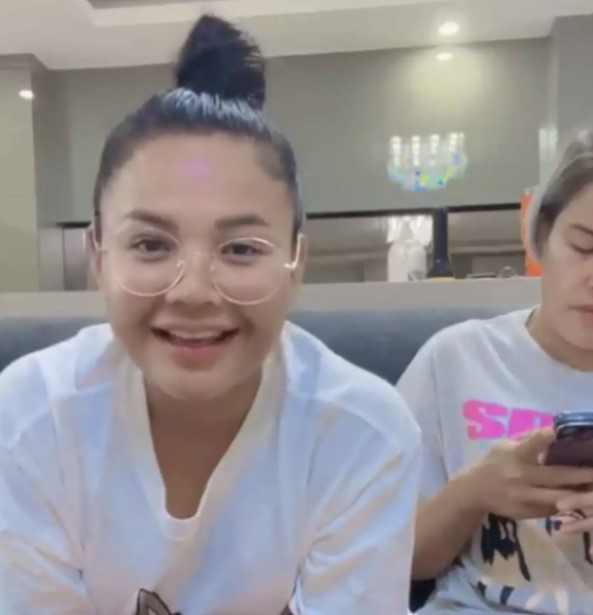 ตั๊กแตนไลฟ์สด พร้อมผู้จัดการ มารยาท แซะ จ๊ะ นงผณี