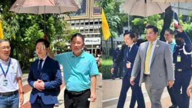 ท่านอ่องมาไทย กางร่ม