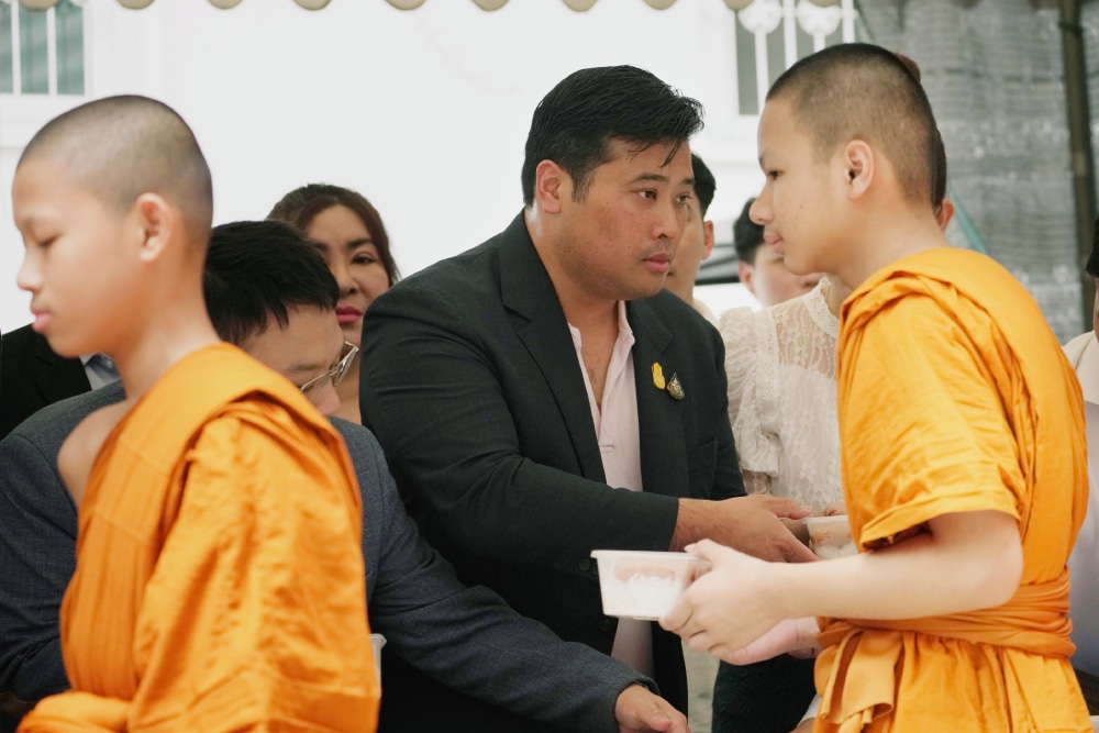 ท่านอ้นทำบุญวัดยานนาวา