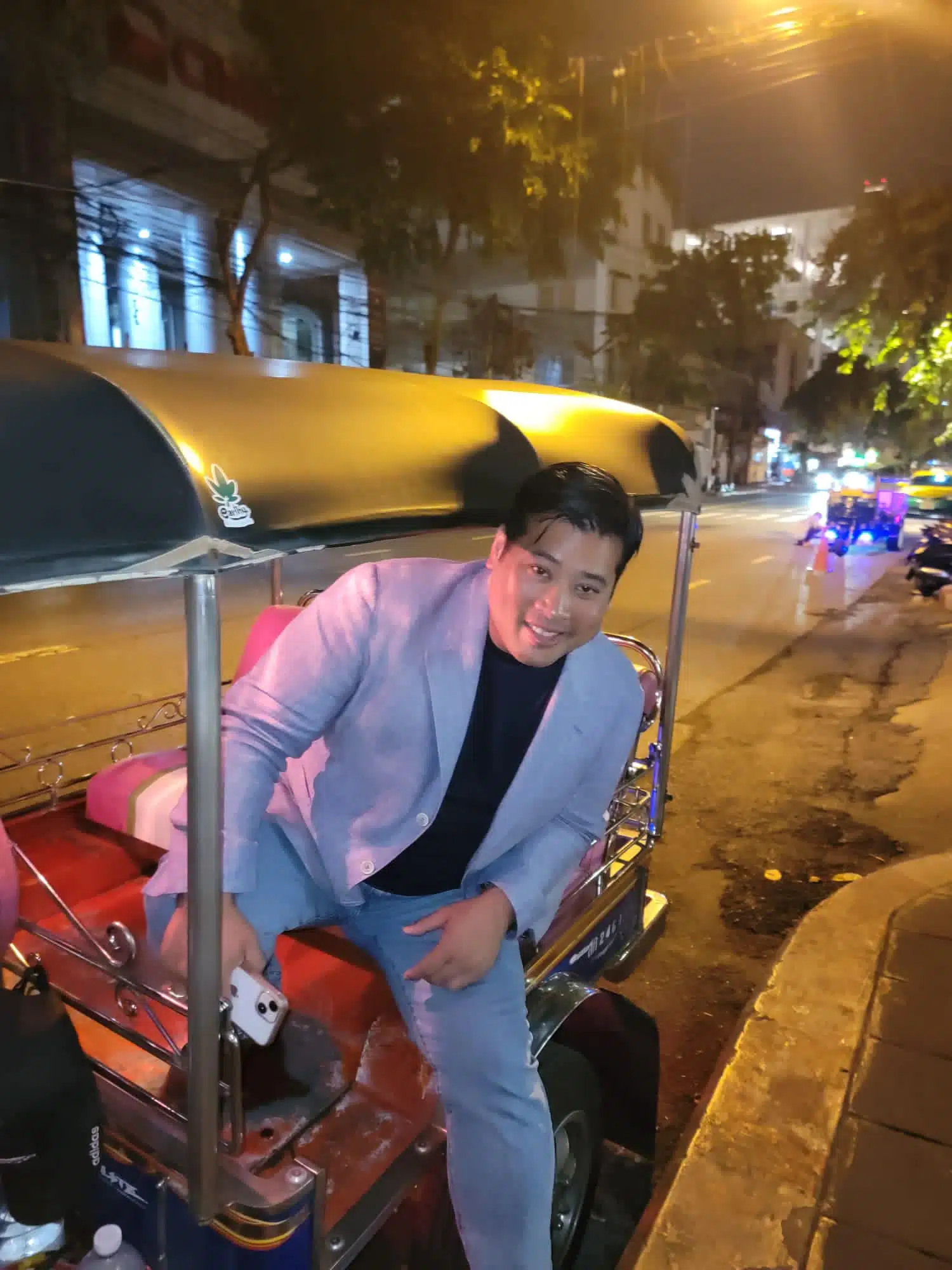 ท่านอ้น นั่งรถตุ๊กตุ๊ก