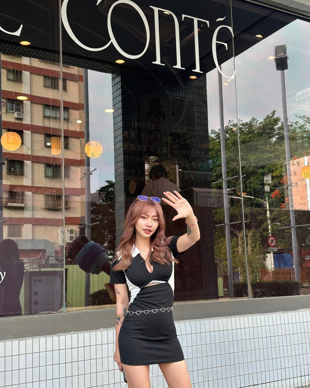 ผู้หญิงเปลี่ยนเสื้อในสถานีรถไฟฟ้า