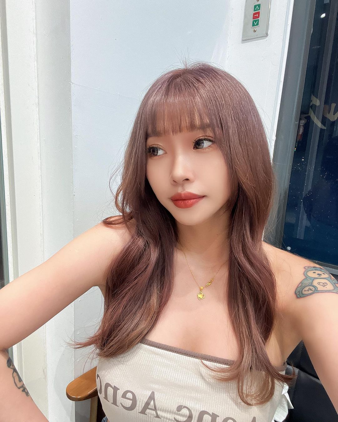 ผู้หญิงเปลี่ยนเสื้อในสถานีรถไฟฟ้า