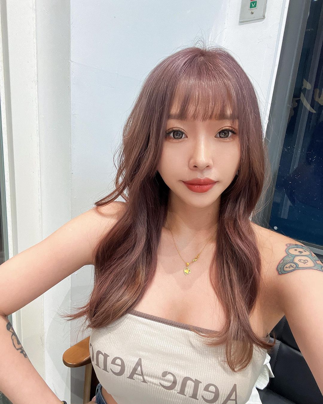 ผู้หญิงเปลี่ยนเสื้อในสถานีรถไฟฟ้า