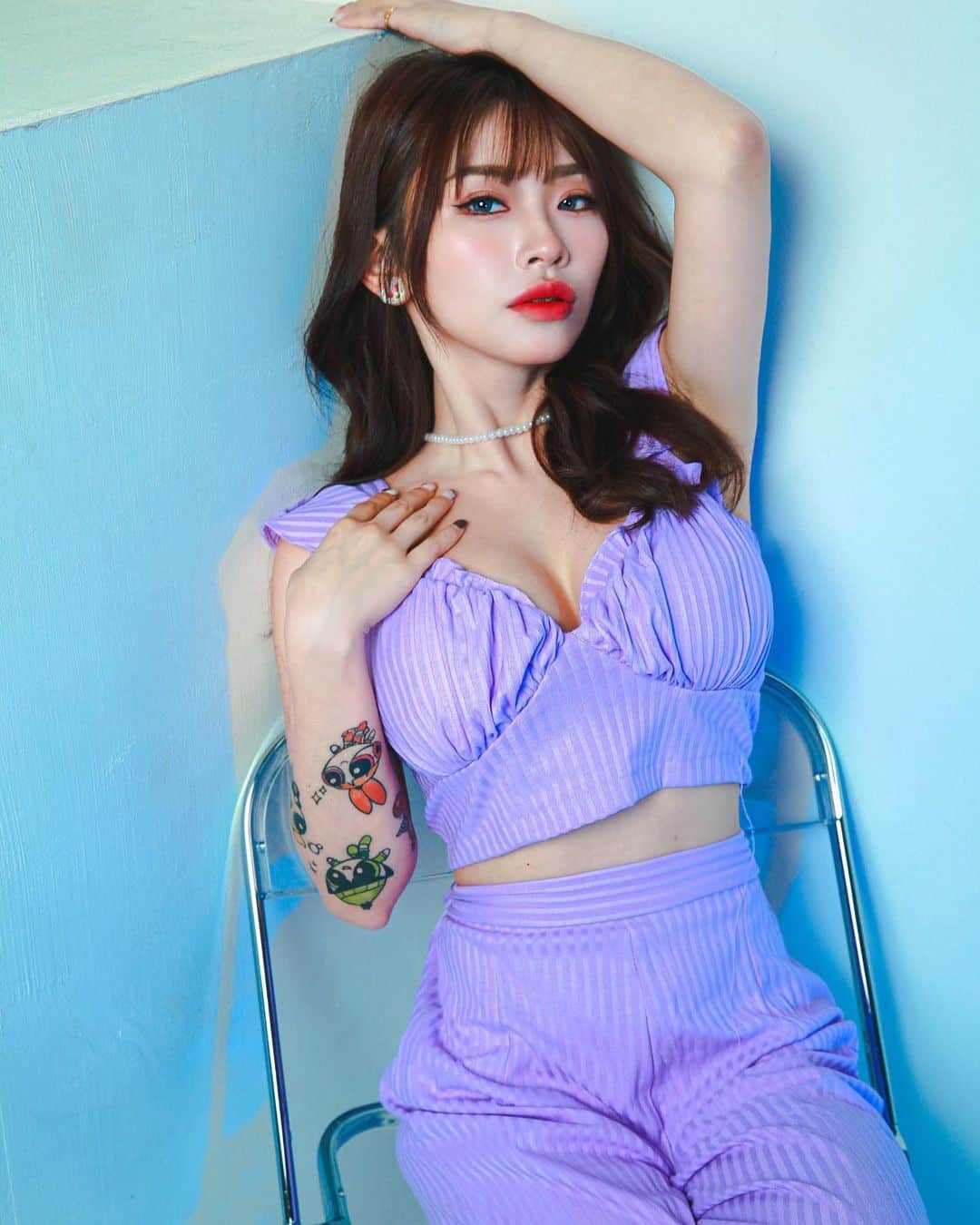 ผู้หญิงเปลี่ยนเสื้อในสถานีรถไฟฟ้า