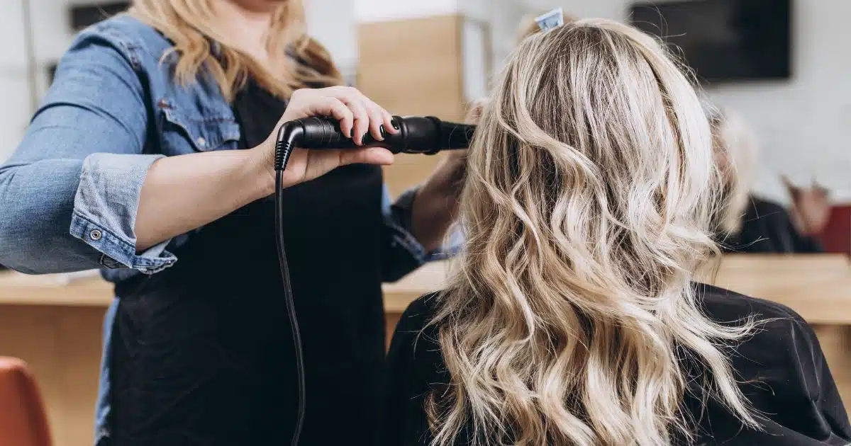 ฝันว่ามีคนเปลี่ยนทรงผมให้