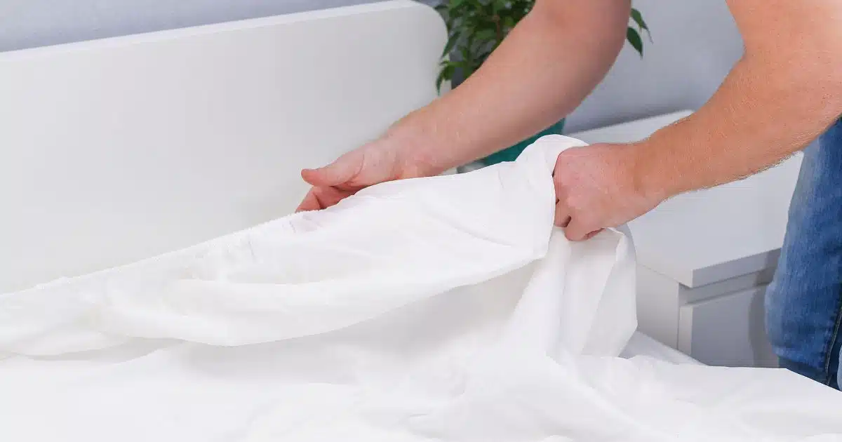 ฝันว่ามีคนเปลี่ยนที่นอนให้