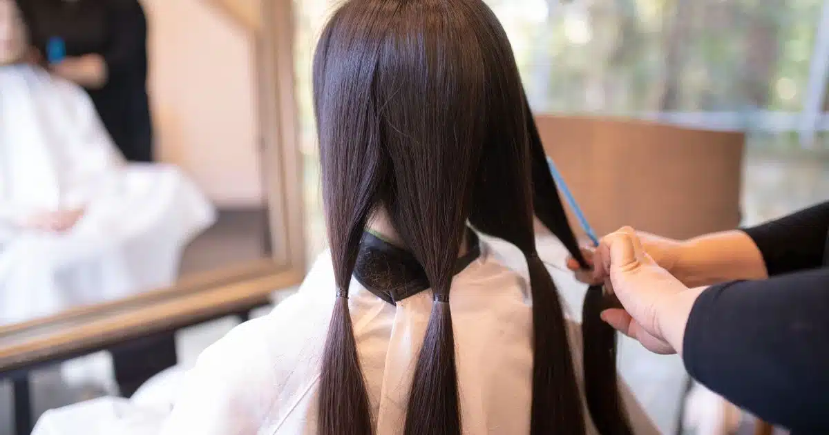 ฝันว่าเปลี่ยนทรงผมใหม่ให้ผู้หญิง