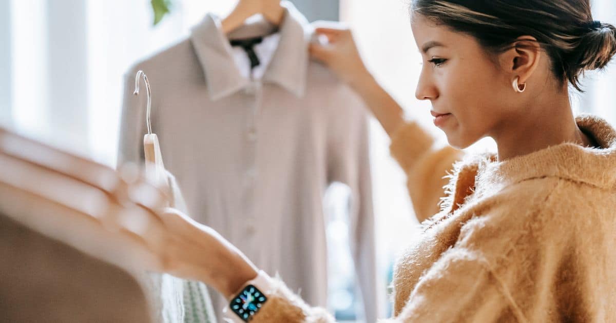 ฝันว่าเปลี่ยนเสื้อผ้าของผู้หญิง